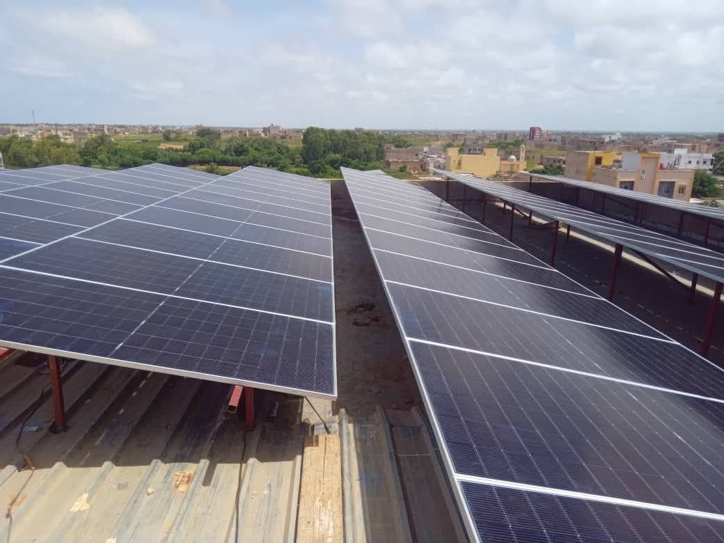Équipe AFRICIA TECH - Installation de panneaux solaires